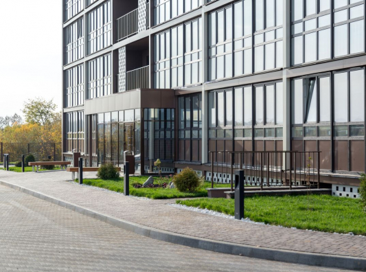 Комплексное благоустройство и закрытая территория вывели уровень комфорта и безопасности в индустриальном доме на новый уровень.