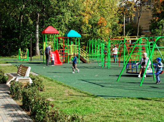 Сквер состоит из аллеи, детской игровой и спортивной площадок