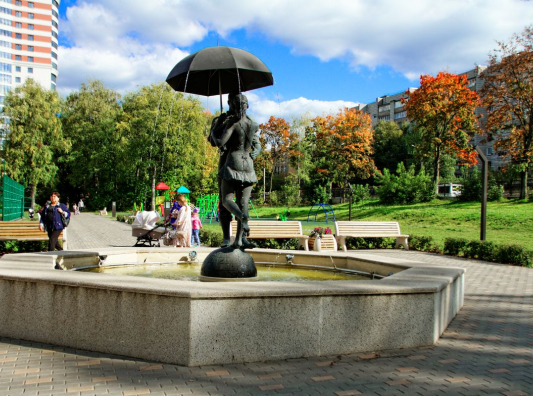 В центральной его части расположен фонтан со скульптурой «Влюблённые под зонтом»