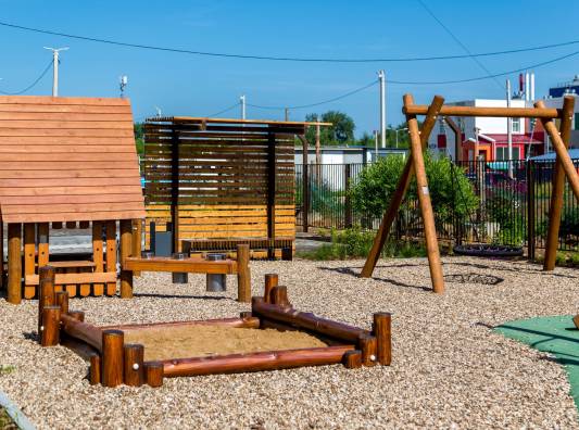 Благоустроенная территория с закрытым двором, развитая инфраструктура